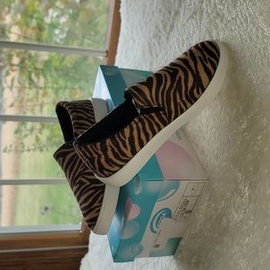 NWT Soda tiger slip ons womens size 6